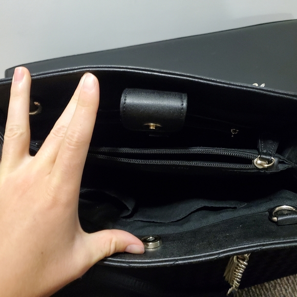 Black Guess Purse Handbag 🖤 - Picture 8 of 11